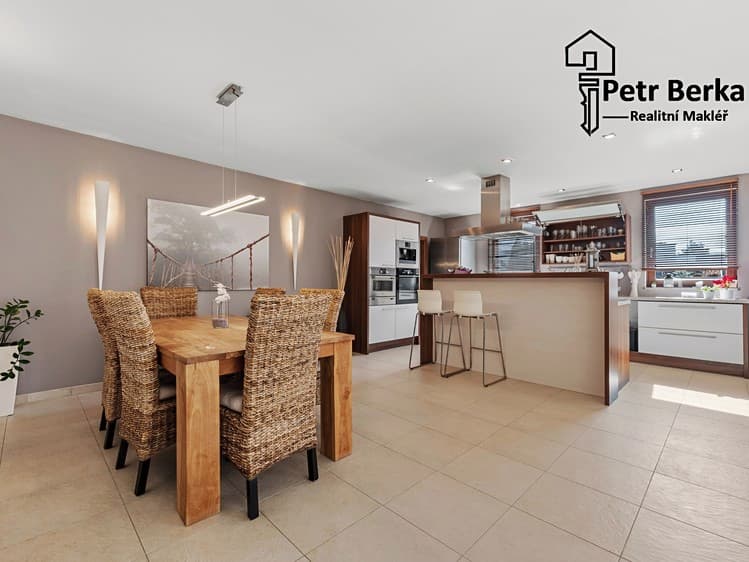 Prodej rodinného domu 308 m², pozemek 1 455 m²