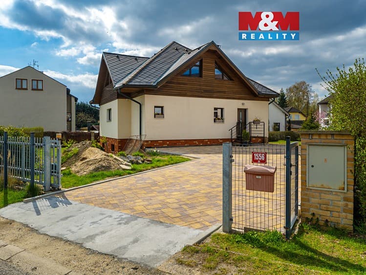 Prodej rodinného domu 243 m², pozemek 919 m²