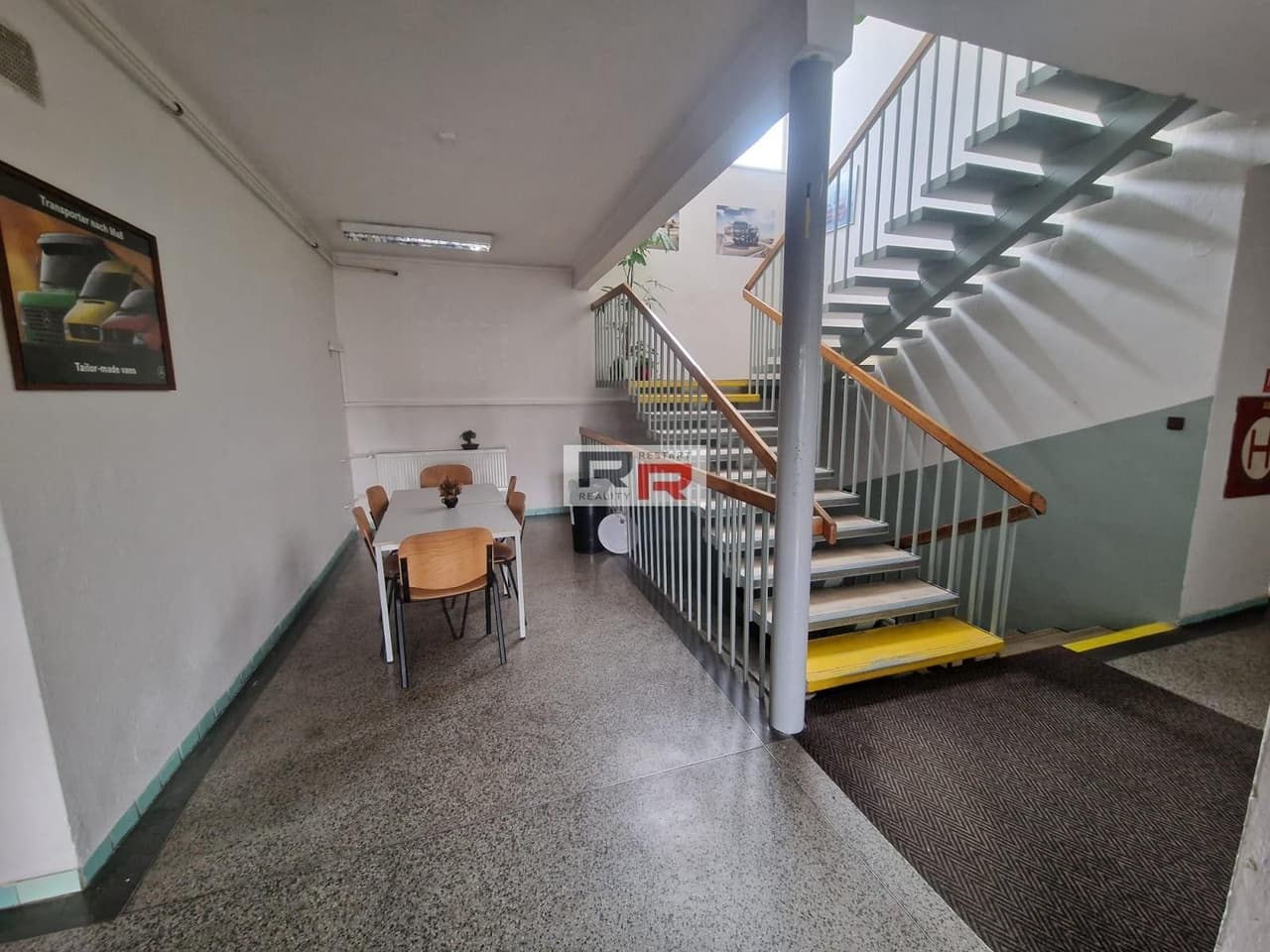 Pronájem komerčního prostoru 483 m²