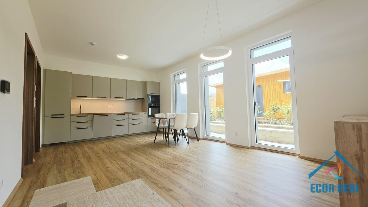 Pronájem komerčního prostoru 551 m²