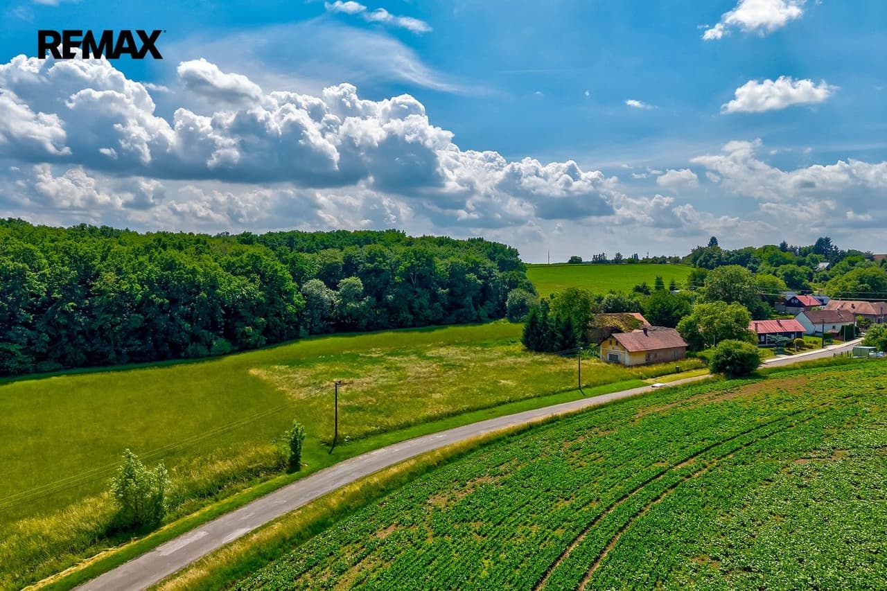 Prodej pozemku 1305 m²