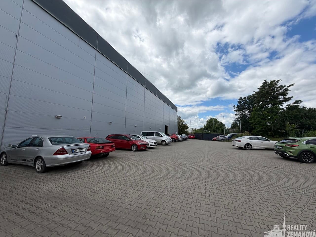 Pronájem komerčního prostoru 1637 m²
