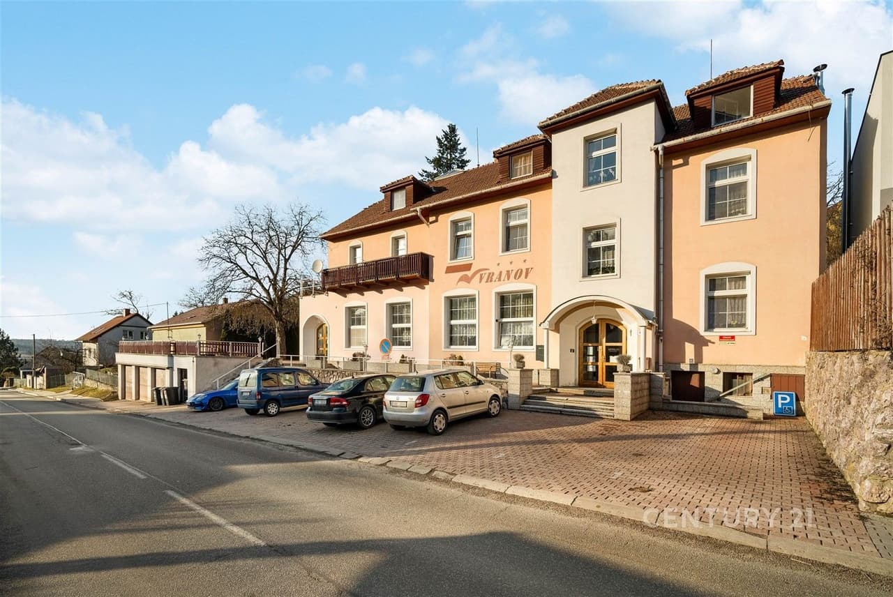 Prodej komerčního prostoru 930 m²