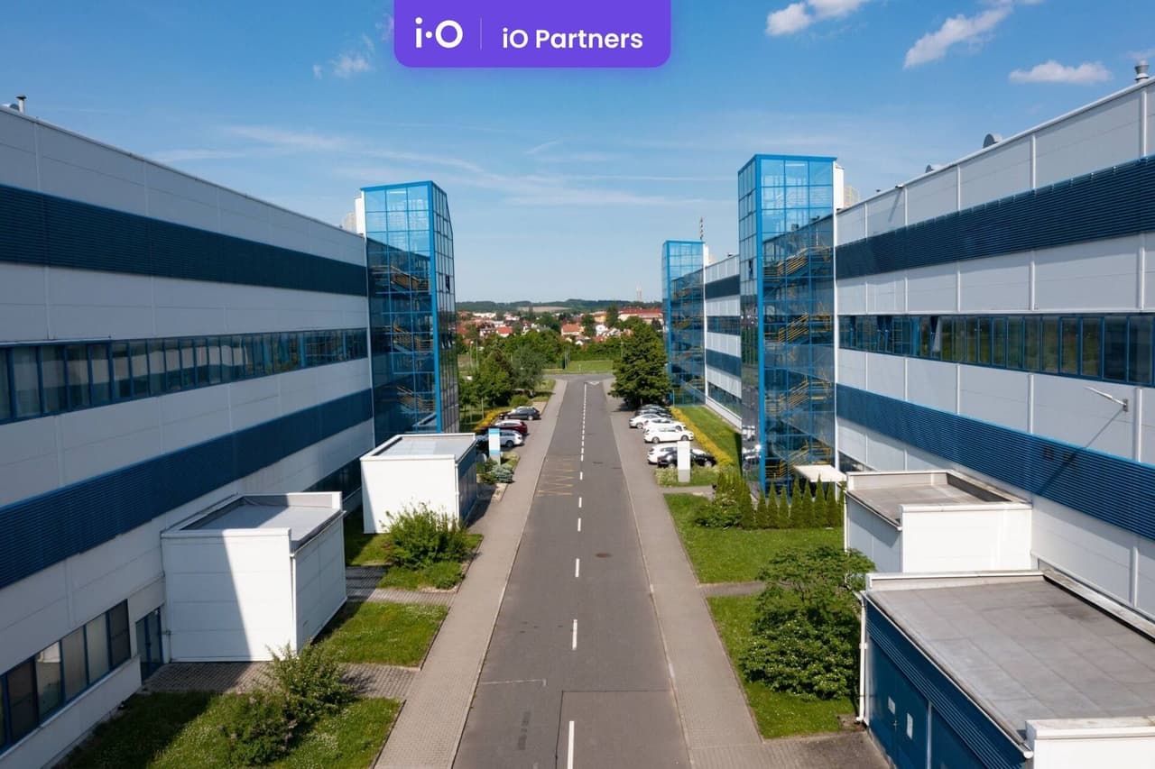 Pronájem komerčního prostoru 2293 m²