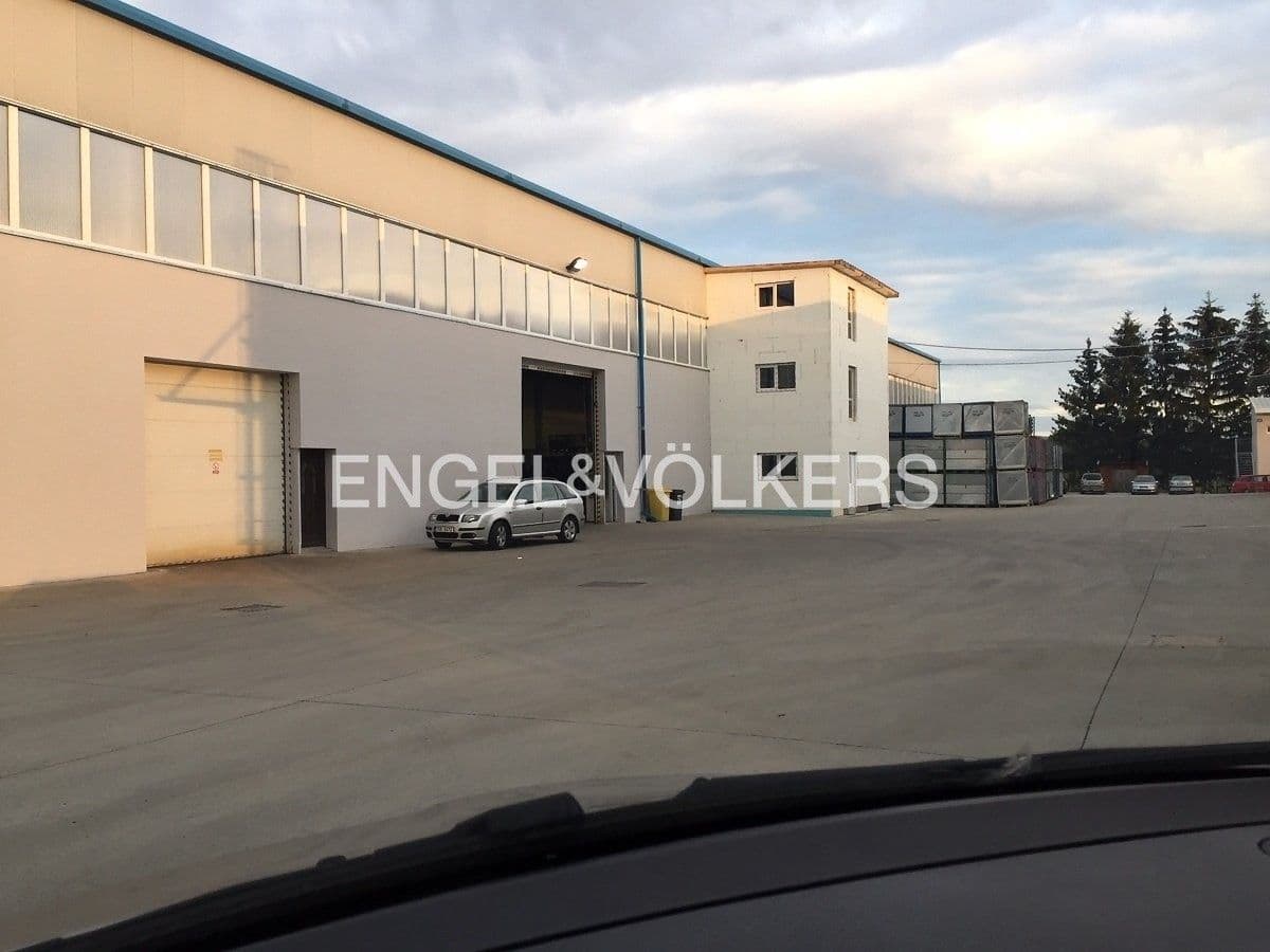 Pronájem komerčního prostoru 961 m²
