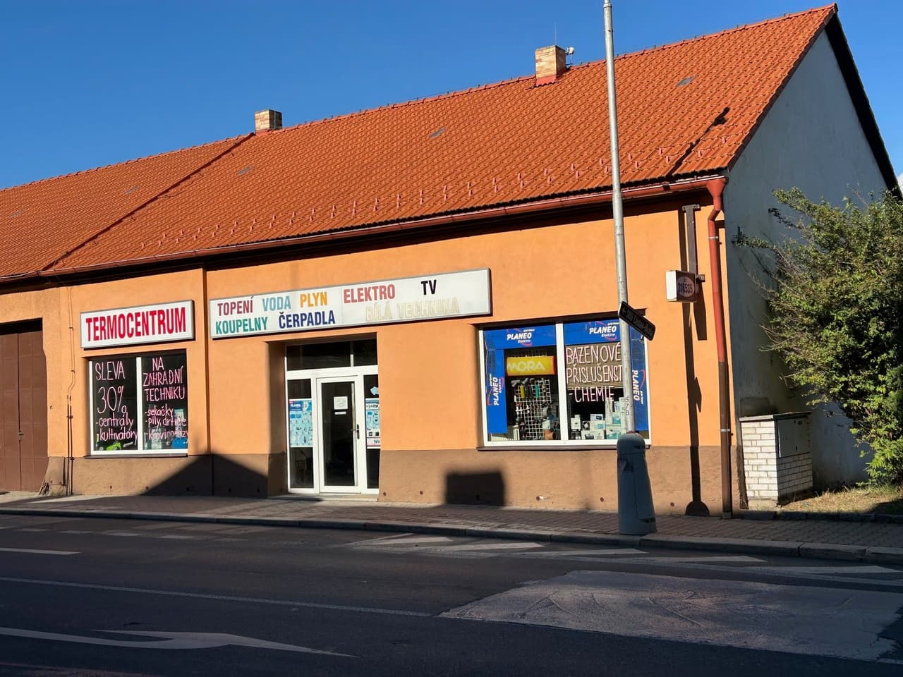 Pronájem komerčního prostoru 1537 m²