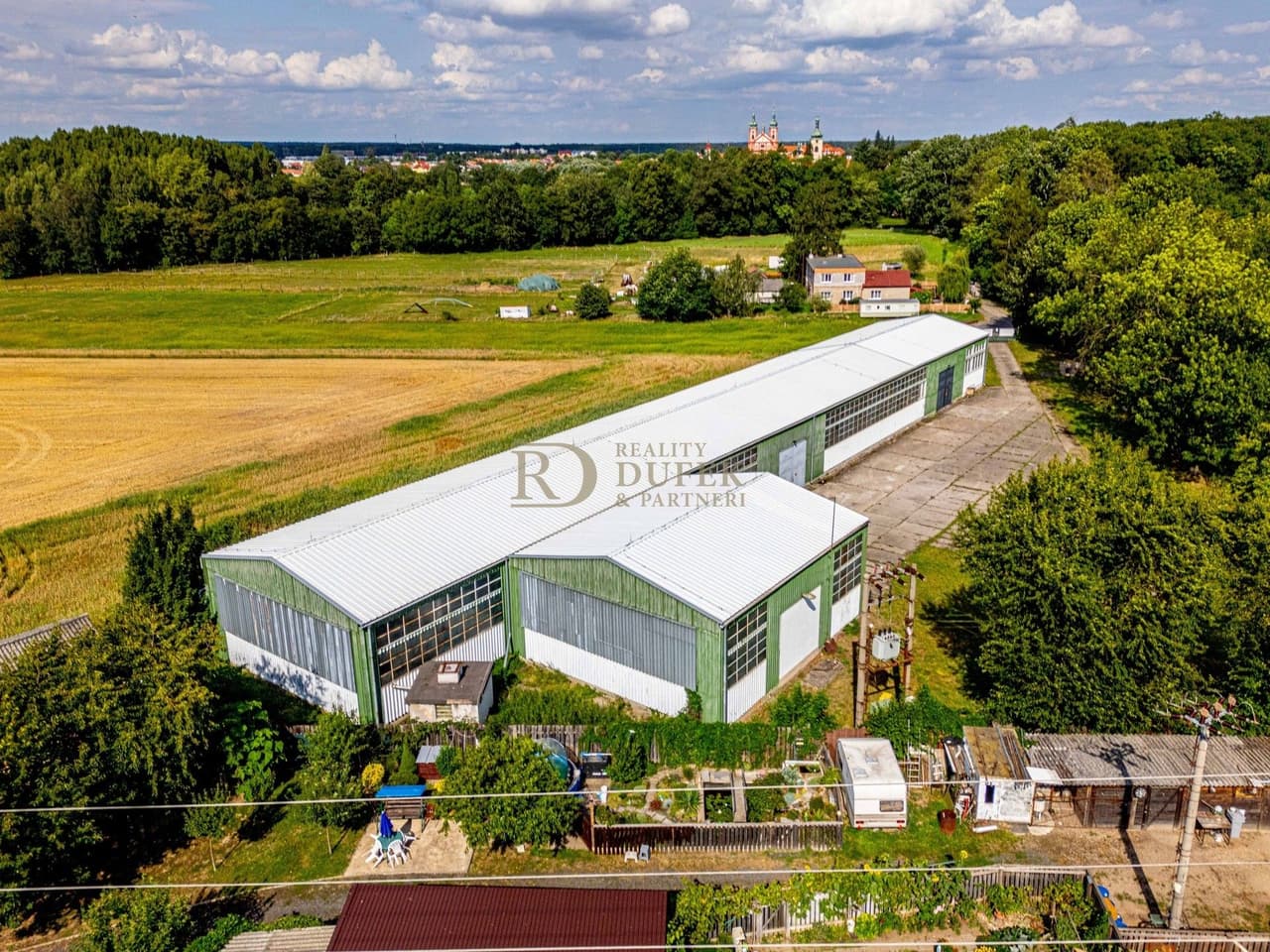 Pronájem komerčního prostoru 1398 m²
