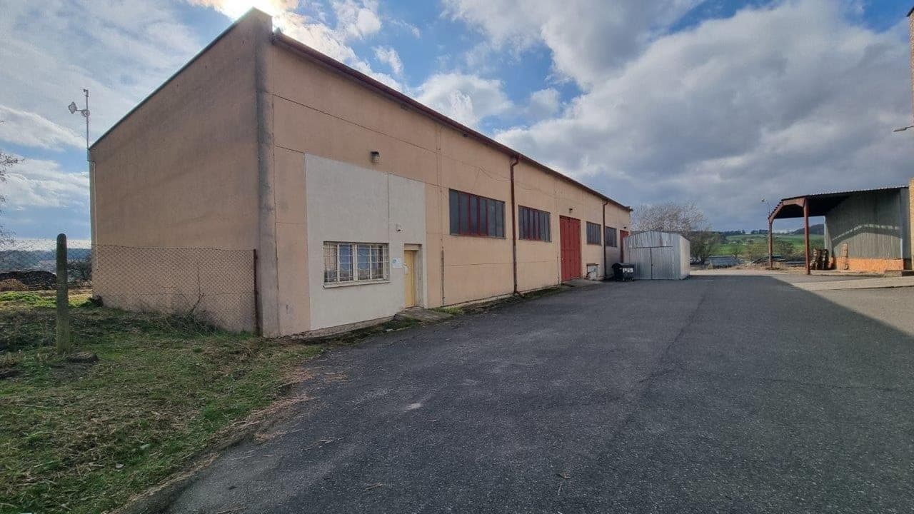 Pronájem komerčního prostoru 702 m²