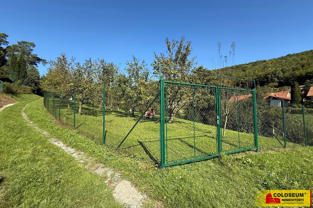 Prodej pozemku 1758 m²