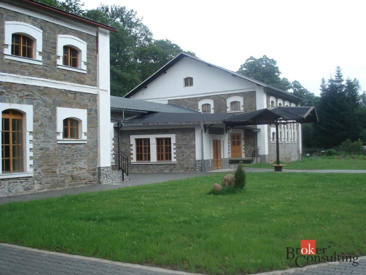 Prodej komerčního prostoru 2115 m²