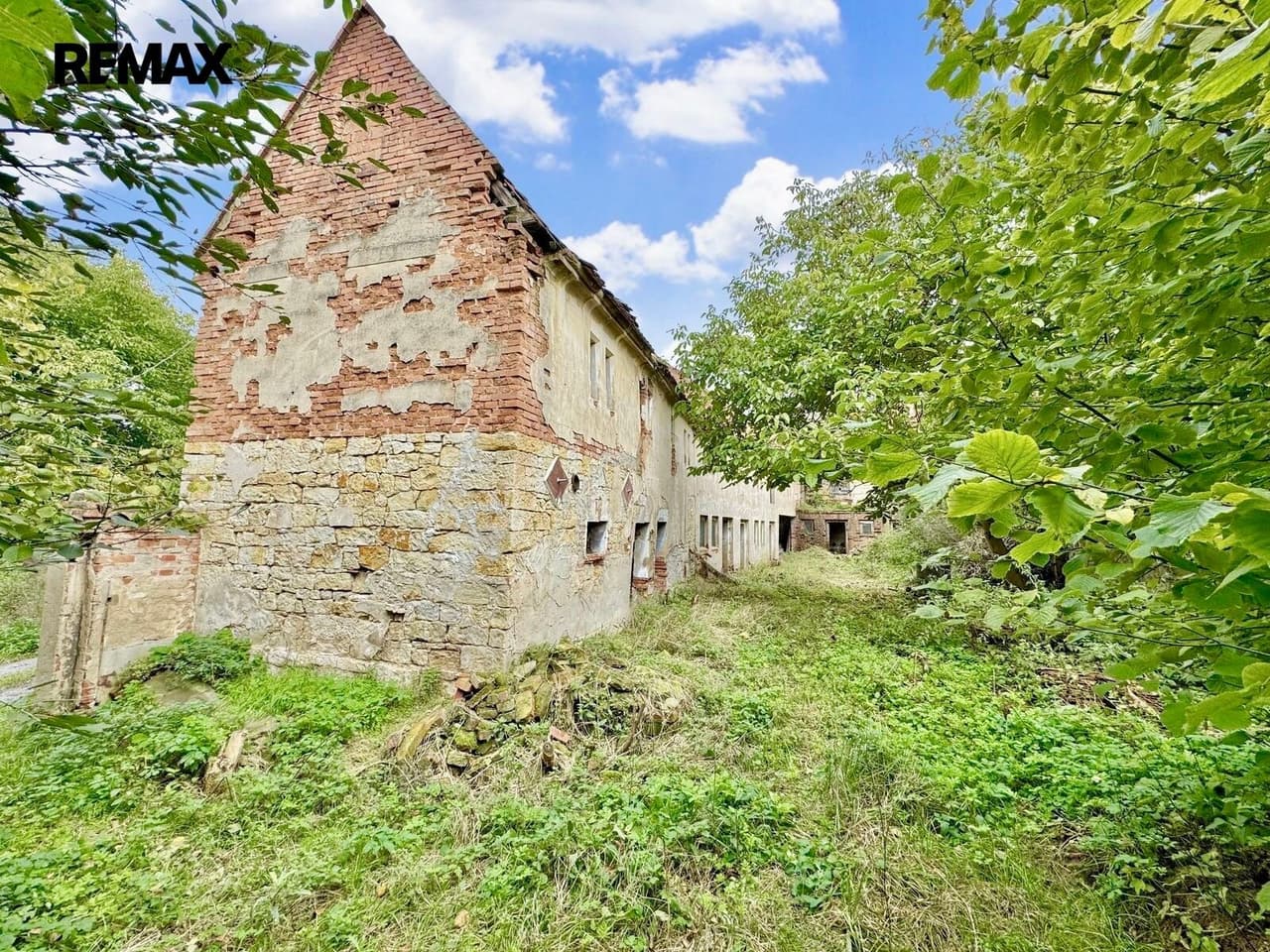 Prodej pozemku 889 m²