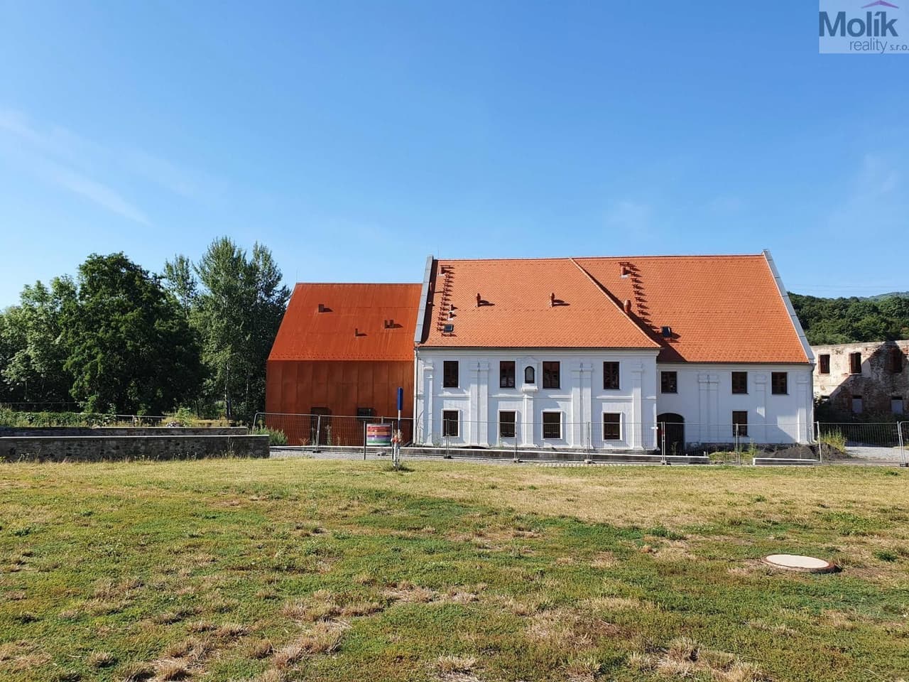 Prodej komerčního prostoru 3313 m²