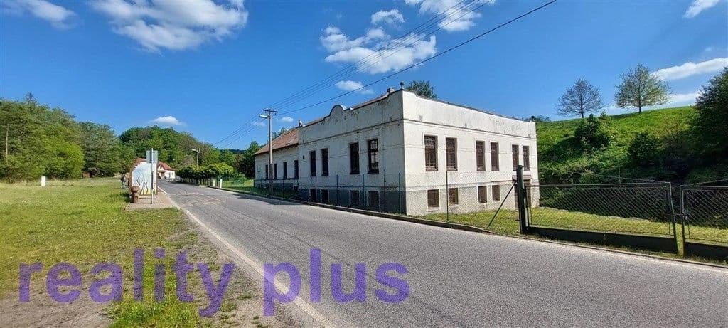 Prodej komerčního prostoru 900 m²