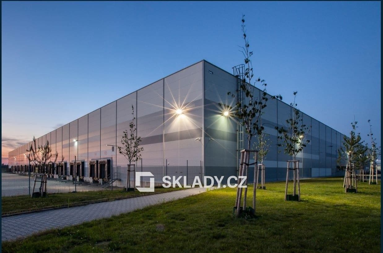 Pronájem komerčního prostoru 8700 m²