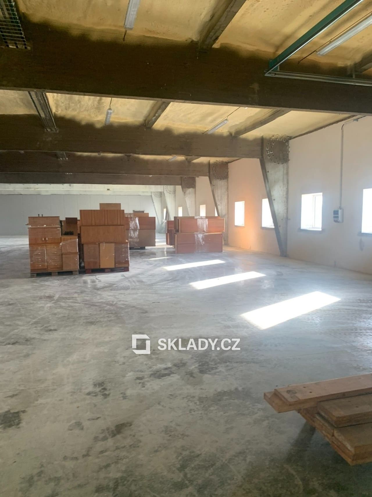 Pronájem komerčního prostoru 1400 m²